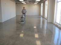 полированный бетон - пол в офисном центре